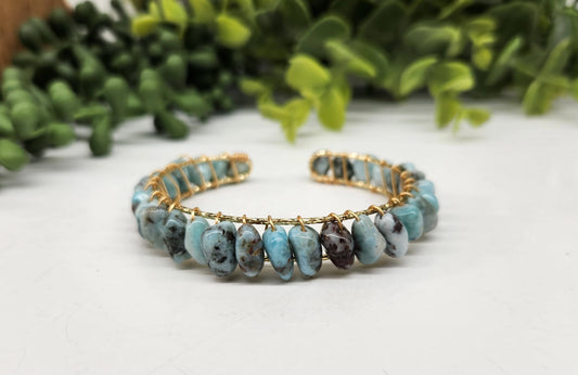 Pulsera de aro con Larimar envuelto en alambre