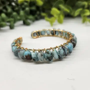 Pulsera de aro con Larimar envuelto en alambre