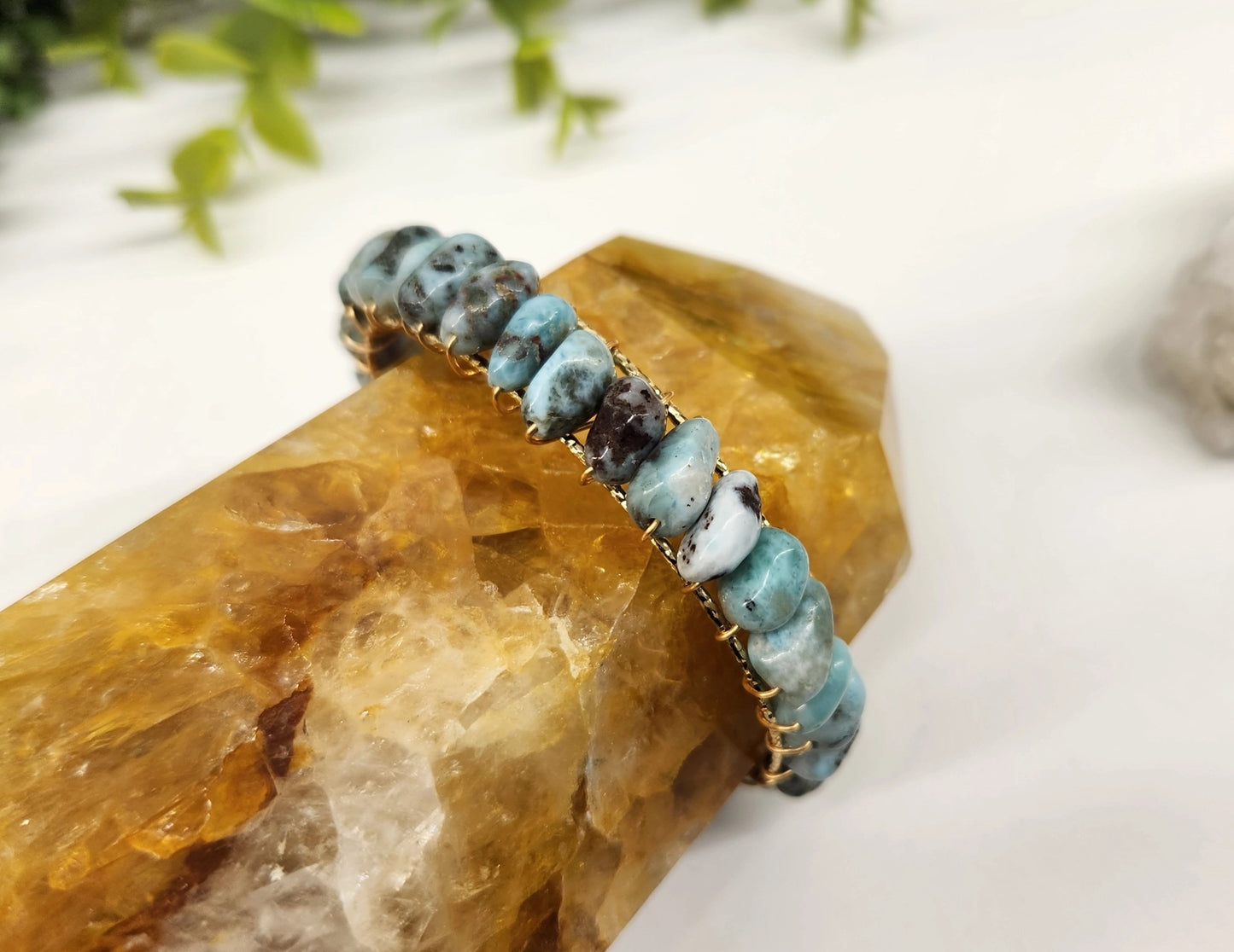 Pulsera de aro con Larimar envuelto en alambre